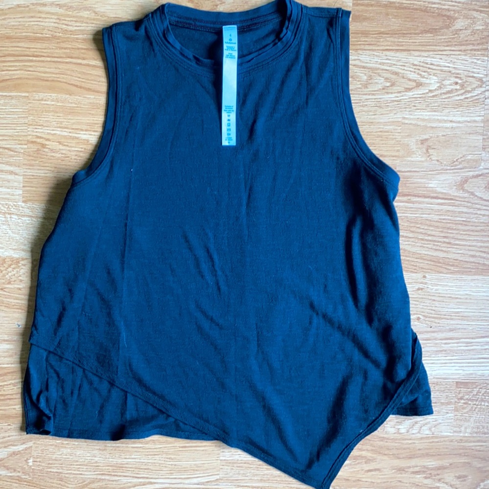 Lululemon top size 4 black.